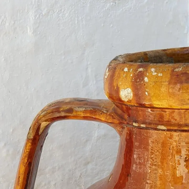 Dettaglio artigianale in terracotta