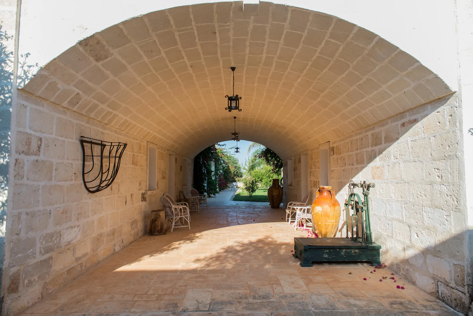 Arco in pietra della corte
