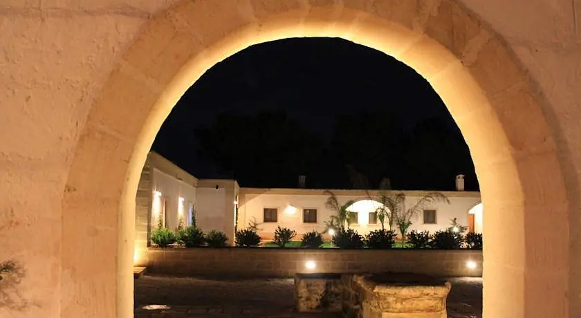 La masseria illuminata la sera